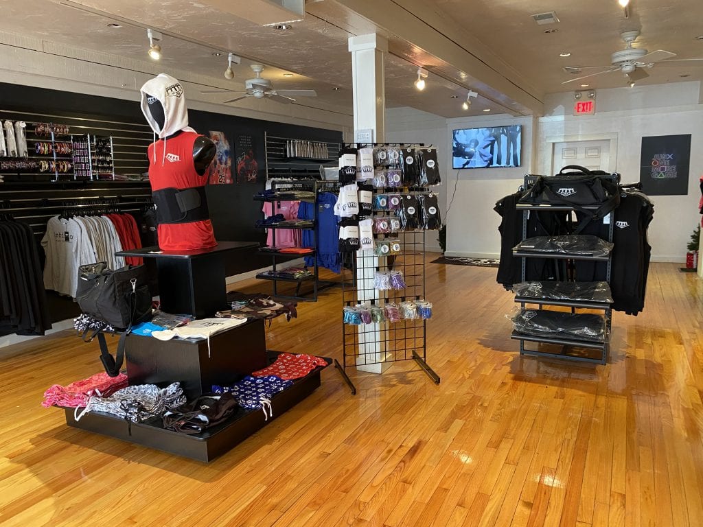 WE LOVE MV
Sideline Martha’s Vineyard
Vineyard Haven
Shop Local