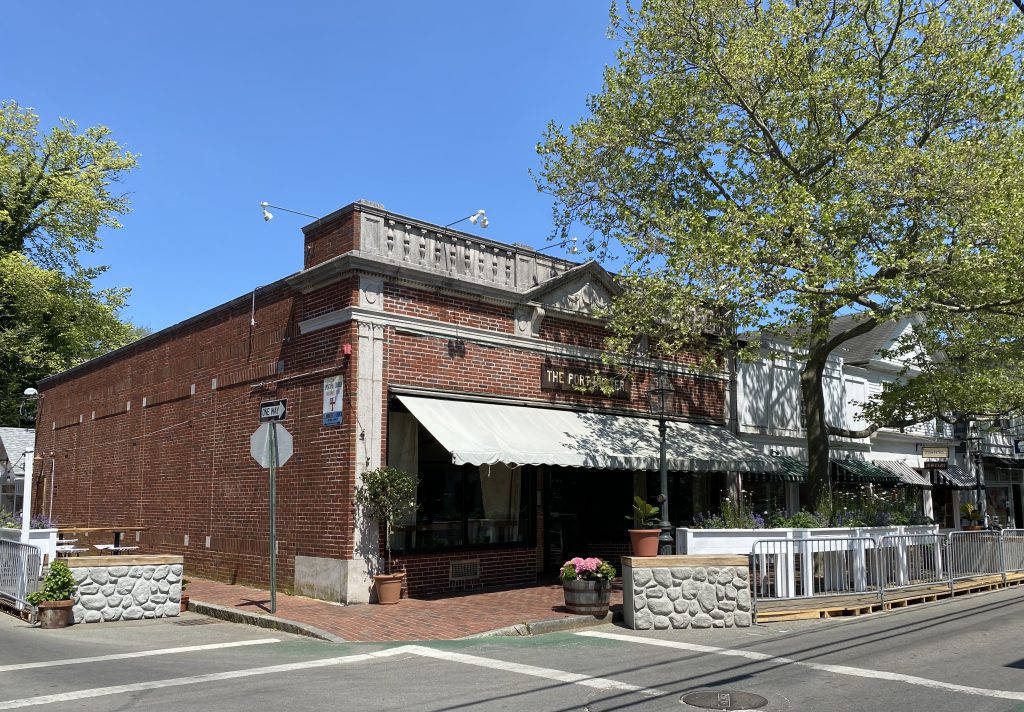 Summer 2021
Outdoor dining
Port Hunter
Martha’s VIneyard
Edgartown
Point B Realty